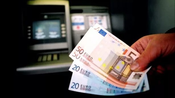 В Азербайджане «PASHA Bank» установил валютообменные банкоматы