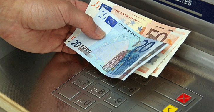 В Латвии сокращается число банкоматов и розничных банковских отделений
