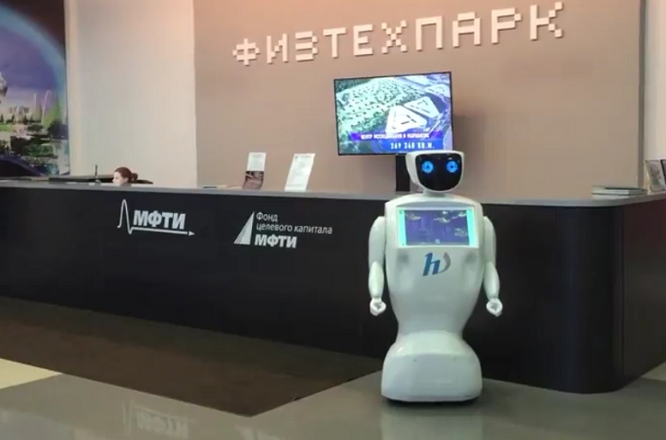 В московском Физтехпарке начал работать робот администратор Аш