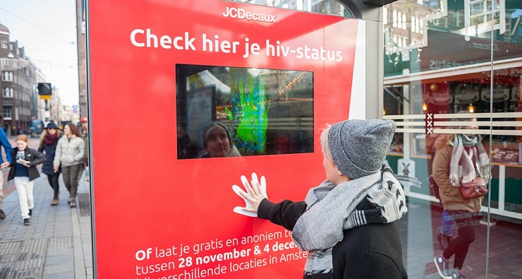 Автобусная остановка с интерактивным экраном проверит голландцев на ВИЧ  