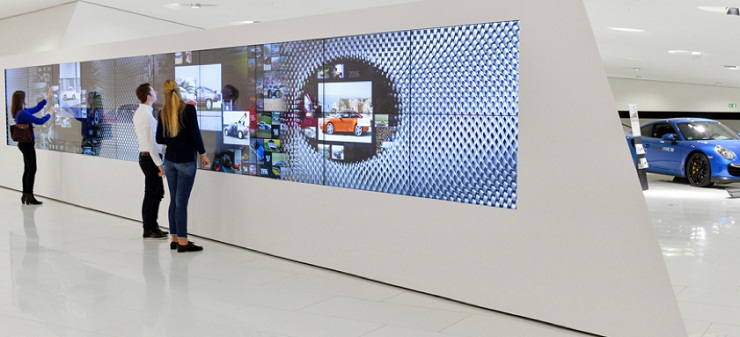 Музей Porsche украсила 12-метровая интерактивная видеостена