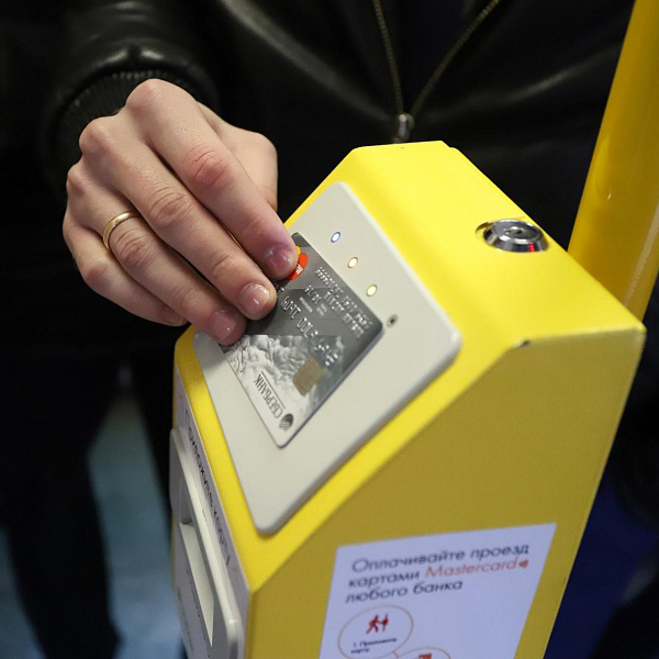 В автобусах Нижневартовска можно оплатить проезд банковской картой в одно касание