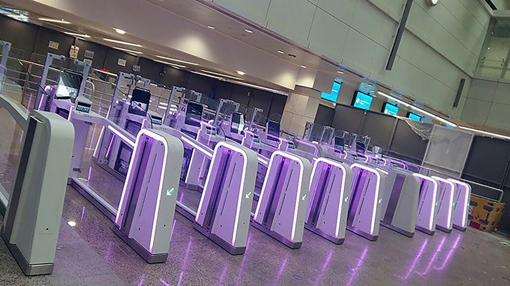 Международный аэропорт Дубая внедрил 100 биометрических e-gates киосков
