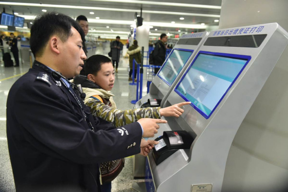 Шанхай внедрил на пограничных пунктах контроля 34 киоска самообслуживания