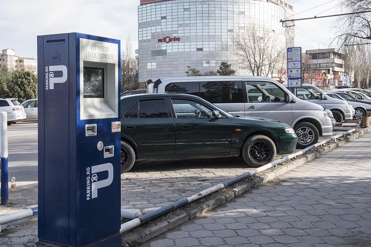 В Бишкеке начали устанавливать первые паркоматы