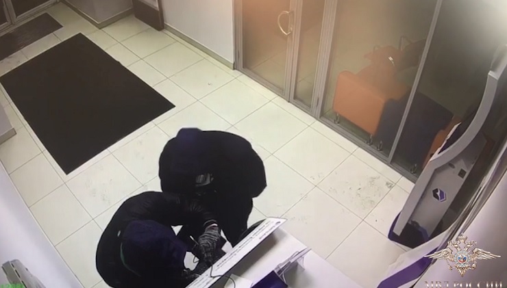 В Красноярске задержаны подозреваемые в серии краж из банкоматов