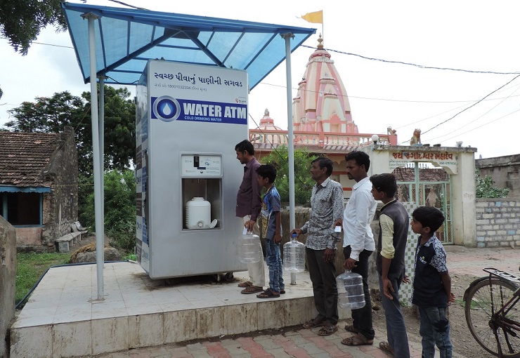 Вендинг автоматы по розливу чистой питьевой воды устанавливают в индийских деревнях 