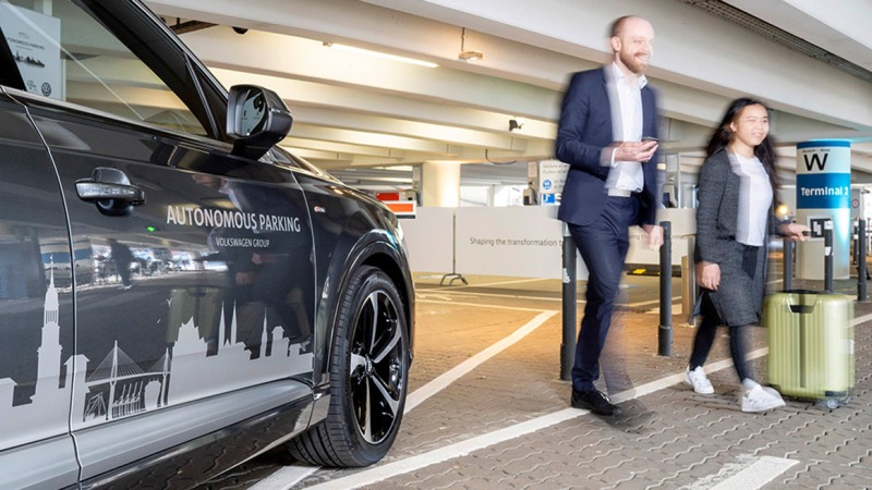 Volkswagen тестирует беспилотную автономную парковку в аэропорту Гамбурга
